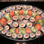 Półmisek z sushi maki oraz rollerami z awokado i łososiem