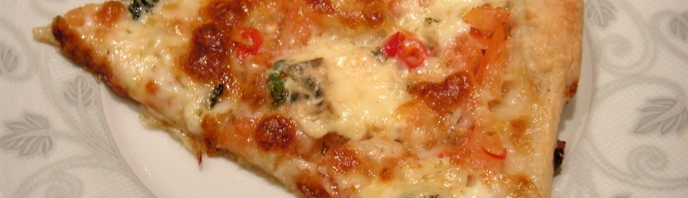 Kawałek pizzy quatro fromaggi