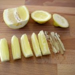 Pięć kawałków cytryny gotowe do podania