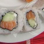 uramaki sushi z łososiem