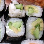 Wegetariański sushi z ogórkiem awocado i porem
