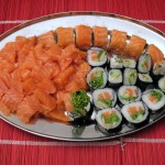Półmisek z sushi: salmon roll, maki i sashimi