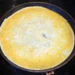 Tamago - rozmącone jajo wylane na całą powierzchnię patelni