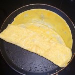 Tamago - tak dolewamy rozmącone jajko do smażącego sie omleta