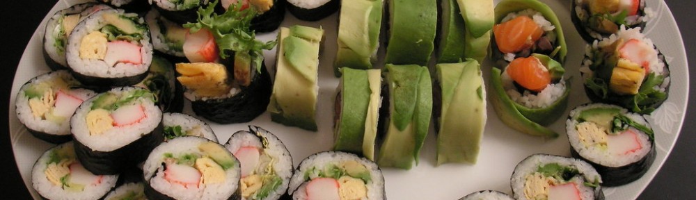 Sushi maki z paluszkami krabowymi surimi i omletem tamago