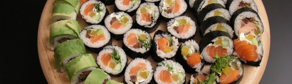 Bardzo ładnie sushi wygląda na desce