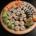 Bardzo ładnie sushi wygląda na desce