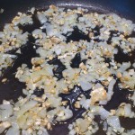 cebula z selerem podczas duszenia - podstawa białego risotto