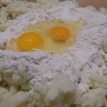 Składniki kopytek: gotowane ziemniaki, jajka, mąka