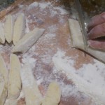 Krojenie ciasta ziemniaczanego na kopytka