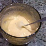 Jajka z mąką dokładnie wymieszane w kubeczku - ciasto przygotowane na lane kluski