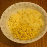 składniki intensywnie czosnkowej sałatki z ananasem