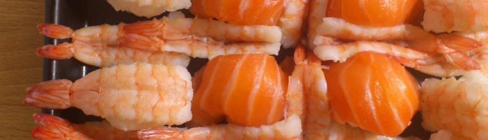 Nigiri sushi z łososiem i krewetkami