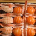 Nigiri sushi z łososiem i krewetkami