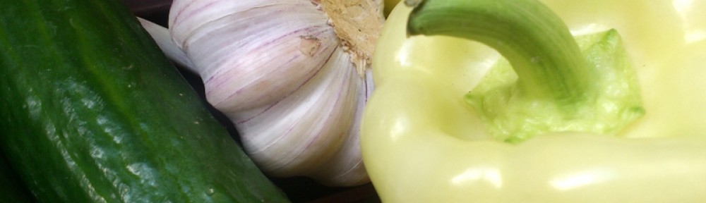 Składniki zielonego gazpacho: ogórek, biała papryka, czosnek