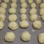 Blacha z kokosankami przed pieczeniem