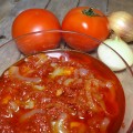 Śledzie w pomidorach z cebulą