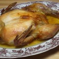 Upieczony kurczak na półmisku