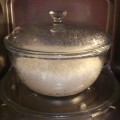 Ryż gotowany w szklanym naczyniu w kuchence mikrofalowej
