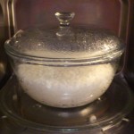 Ryż gotowany w szklanym naczyniu w kuchence mikrofalowej