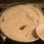 Zrumieniona mąka na patelni