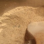Zrumieniona mąka w garnku